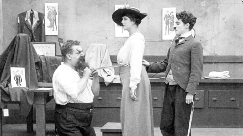 Záběr z filmu Grotesky s klavírním doprovodem Jeronýma Poláška